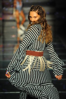 Miami Beach, Fl - 15 Temmuz: Bir modeli pist için Maaji sırasında Paraiso Fasion vardır fuarında Paraiso çadır üzerinde 15 Temmuz 2018 Miami Beach, Florida yürür. 