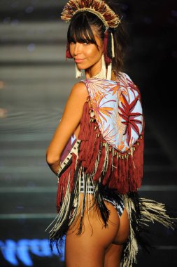 Miami Beach, Fl - 15 Temmuz: Bir modeli pist için Maaji sırasında Paraiso Fasion vardır fuarında Paraiso çadır üzerinde 15 Temmuz 2018 Miami Beach, Florida yürür. 