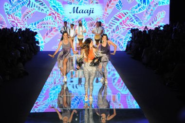 Miami Beach, Fl - 15 Temmuz: İçin dans performansı pist üzerinde Maaji sırasında Paraiso Fasion vardır fuarında Paraiso çadır üzerinde 15 Temmuz 2018 Miami Beach, Florida. 