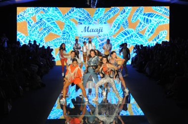 Miami Beach, Fl - 15 Temmuz: İçin dans performansı pist üzerinde Maaji sırasında Paraiso Fasion vardır fuarında Paraiso çadır üzerinde 15 Temmuz 2018 Miami Beach, Florida. 