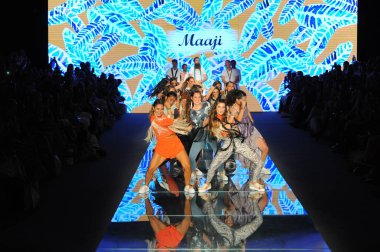 Miami Beach, Fl - 15 Temmuz: İçin dans performansı pist üzerinde Maaji sırasında Paraiso Fasion vardır fuarında Paraiso çadır üzerinde 15 Temmuz 2018 Miami Beach, Florida. 