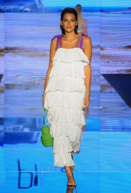 Miami Beach, Fl - 15 Temmuz: Bir modeli pist için Pitusa sırasında Paraiso Fasion vardır fuarında Paraiso çadır üzerinde 15 Temmuz 2018 Miami Beach, Florida yürür.