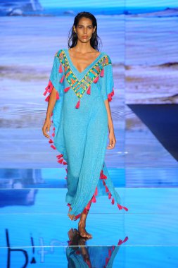 Miami Beach, Fl - 15 Temmuz: Bir modeli pist için Pitusa sırasında Paraiso Fasion vardır fuarında Paraiso çadır üzerinde 15 Temmuz 2018 Miami Beach, Florida yürür.