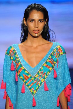 Miami Beach, Fl - 15 Temmuz: Bir modeli pist için Pitusa sırasında Paraiso Fasion vardır fuarında Paraiso çadır üzerinde 15 Temmuz 2018 Miami Beach, Florida yürür.