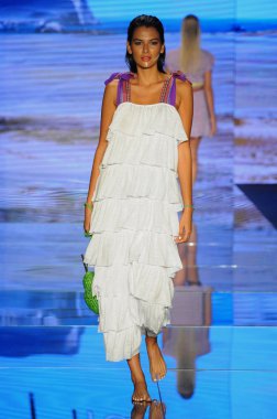 Miami Beach, Fl - 15 Temmuz: Bir modeli pist için Pitusa sırasında Paraiso Fasion vardır fuarında Paraiso çadır üzerinde 15 Temmuz 2018 Miami Beach, Florida yürür.