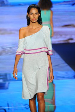 Miami Beach, Fl - 15 Temmuz: Bir modeli pist için Pitusa sırasında Paraiso Fasion vardır fuarında Paraiso çadır üzerinde 15 Temmuz 2018 Miami Beach, Florida yürür.
