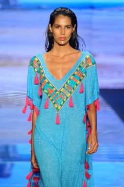 Miami Beach, Fl - 15 Temmuz: Bir modeli pist için Pitusa sırasında Paraiso Fasion vardır fuarında Paraiso çadır üzerinde 15 Temmuz 2018 Miami Beach, Florida yürür.