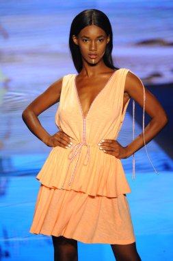 Miami Beach, Fl - 15 Temmuz: Bir modeli pist için Pitusa sırasında Paraiso Fasion vardır fuarında Paraiso çadır üzerinde 15 Temmuz 2018 Miami Beach, Florida yürür.