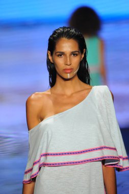 Miami Beach, Fl - 15 Temmuz: Bir modeli pist için Pitusa sırasında Paraiso Fasion vardır fuarında Paraiso çadır üzerinde 15 Temmuz 2018 Miami Beach, Florida yürür.