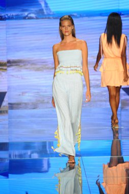 Miami Beach, Fl - 15 Temmuz: Bir modeli pist için Pitusa sırasında Paraiso Fasion vardır fuarında Paraiso çadır üzerinde 15 Temmuz 2018 Miami Beach, Florida yürür.