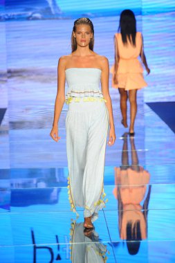 Miami Beach, Fl - 15 Temmuz: Bir modeli pist için Pitusa sırasında Paraiso Fasion vardır fuarında Paraiso çadır üzerinde 15 Temmuz 2018 Miami Beach, Florida yürür.