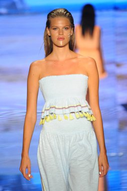 Miami Beach, Fl - 15 Temmuz: Bir modeli pist için Pitusa sırasında Paraiso Fasion vardır fuarında Paraiso çadır üzerinde 15 Temmuz 2018 Miami Beach, Florida yürür.