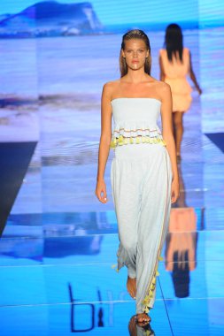 Miami Beach, Fl - 15 Temmuz: Bir modeli pist için Pitusa sırasında Paraiso Fasion vardır fuarında Paraiso çadır üzerinde 15 Temmuz 2018 Miami Beach, Florida yürür.