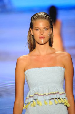 Miami Beach, Fl - 15 Temmuz: Bir modeli pist için Pitusa sırasında Paraiso Fasion vardır fuarında Paraiso çadır üzerinde 15 Temmuz 2018 Miami Beach, Florida yürür.