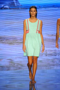Miami Beach, Fl - 15 Temmuz: Bir modeli pist için Pitusa sırasında Paraiso Fasion vardır fuarında Paraiso çadır üzerinde 15 Temmuz 2018 Miami Beach, Florida yürür.