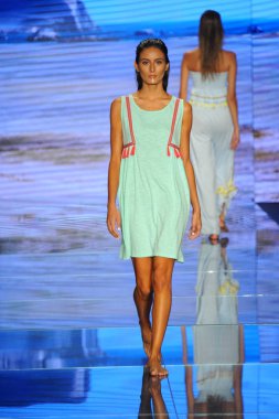 Miami Beach, Fl - 15 Temmuz: Bir modeli pist için Pitusa sırasında Paraiso Fasion vardır fuarında Paraiso çadır üzerinde 15 Temmuz 2018 Miami Beach, Florida yürür.
