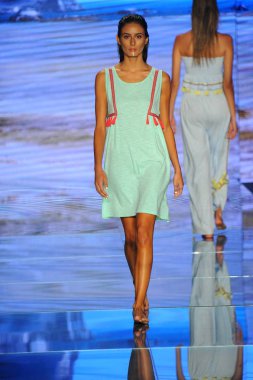 Miami Beach, Fl - 15 Temmuz: Bir modeli pist için Pitusa sırasında Paraiso Fasion vardır fuarında Paraiso çadır üzerinde 15 Temmuz 2018 Miami Beach, Florida yürür.