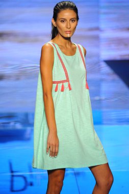 Miami Beach, Fl - 15 Temmuz: Bir modeli pist için Pitusa sırasında Paraiso Fasion vardır fuarında Paraiso çadır üzerinde 15 Temmuz 2018 Miami Beach, Florida yürür.