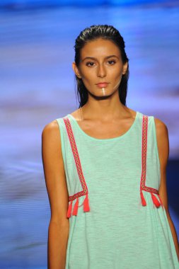 Miami Beach, Fl - 15 Temmuz: Bir modeli pist için Pitusa sırasında Paraiso Fasion vardır fuarında Paraiso çadır üzerinde 15 Temmuz 2018 Miami Beach, Florida yürür.