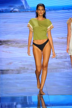 Miami Beach, Fl - 15 Temmuz: Bir modeli pist için Pitusa sırasında Paraiso Fasion vardır fuarında Paraiso çadır üzerinde 15 Temmuz 2018 Miami Beach, Florida yürür.