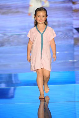 Miami Beach, Fl - 15 Temmuz: Bir modeli pist için Pitusa sırasında Paraiso Fasion vardır fuarında Paraiso çadır üzerinde 15 Temmuz 2018 Miami Beach, Florida yürür.