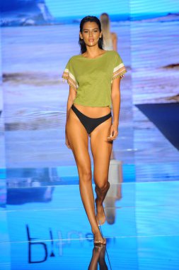 Miami Beach, Fl - 15 Temmuz: Bir modeli pist için Pitusa sırasında Paraiso Fasion vardır fuarında Paraiso çadır üzerinde 15 Temmuz 2018 Miami Beach, Florida yürür.