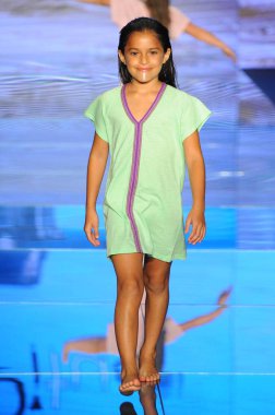 Miami Beach, Fl - 15 Temmuz: Bir modeli pist için Pitusa sırasında Paraiso Fasion vardır fuarında Paraiso çadır üzerinde 15 Temmuz 2018 Miami Beach, Florida yürür.