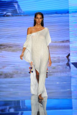 Miami Beach, Fl - 15 Temmuz: Bir modeli pist için Pitusa sırasında Paraiso Fasion vardır fuarında Paraiso çadır üzerinde 15 Temmuz 2018 Miami Beach, Florida yürür.