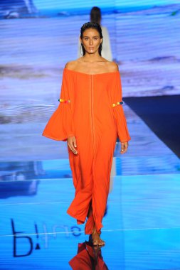 Miami Beach, Fl - 15 Temmuz: Bir modeli pist için Pitusa sırasında Paraiso Fasion vardır fuarında Paraiso çadır üzerinde 15 Temmuz 2018 Miami Beach, Florida yürür.