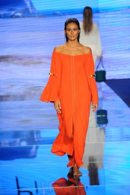 Miami Beach, Fl - 15 Temmuz: Bir modeli pist için Pitusa sırasında Paraiso Fasion vardır fuarında Paraiso çadır üzerinde 15 Temmuz 2018 Miami Beach, Florida yürür.