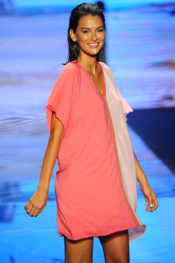 Miami Beach, Fl - 15 Temmuz: Bir modeli pist için Pitusa sırasında Paraiso Fasion vardır fuarında Paraiso çadır üzerinde 15 Temmuz 2018 Miami Beach, Florida yürür.