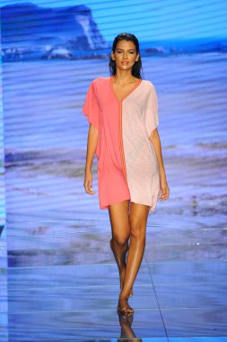 Miami Beach, Fl - 15 Temmuz: Bir modeli pist için Pitusa sırasında Paraiso Fasion vardır fuarında Paraiso çadır üzerinde 15 Temmuz 2018 Miami Beach, Florida yürür.