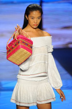 Miami Beach, Fl - 15 Temmuz: Bir modeli pist için Pitusa sırasında Paraiso Fasion vardır fuarında Paraiso çadır üzerinde 15 Temmuz 2018 Miami Beach, Florida yürür.