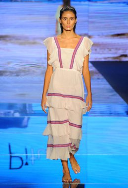 Miami Beach, Fl - 15 Temmuz: Bir modeli pist için Pitusa sırasında Paraiso Fasion vardır fuarında Paraiso çadır üzerinde 15 Temmuz 2018 Miami Beach, Florida yürür.