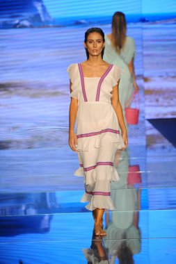 Miami Beach, Fl - 15 Temmuz: Bir modeli pist için Pitusa sırasında Paraiso Fasion vardır fuarında Paraiso çadır üzerinde 15 Temmuz 2018 Miami Beach, Florida yürür.