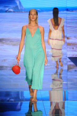 Miami Beach, Fl - 15 Temmuz: Bir modeli pist için Pitusa sırasında Paraiso Fasion vardır fuarında Paraiso çadır üzerinde 15 Temmuz 2018 Miami Beach, Florida yürür.