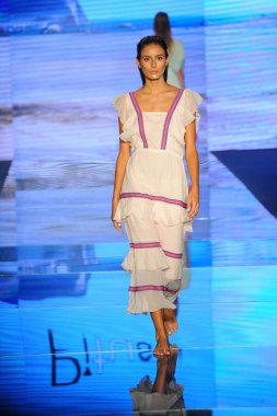 Miami Beach, Fl - 15 Temmuz: Bir modeli pist için Pitusa sırasında Paraiso Fasion vardır fuarında Paraiso çadır üzerinde 15 Temmuz 2018 Miami Beach, Florida yürür.