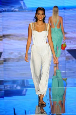 Miami Beach, Fl - 15 Temmuz: Bir modeli pist için Pitusa sırasında Paraiso Fasion vardır fuarında Paraiso çadır üzerinde 15 Temmuz 2018 Miami Beach, Florida yürür.