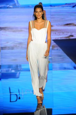 Miami Beach, Fl - 15 Temmuz: Bir modeli pist için Pitusa sırasında Paraiso Fasion vardır fuarında Paraiso çadır üzerinde 15 Temmuz 2018 Miami Beach, Florida yürür.