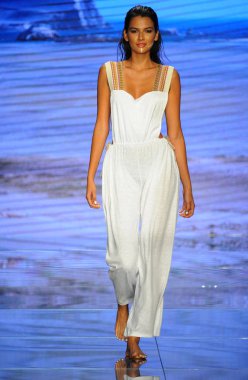 Miami Beach, Fl - 15 Temmuz: Bir modeli pist için Pitusa sırasında Paraiso Fasion vardır fuarında Paraiso çadır üzerinde 15 Temmuz 2018 Miami Beach, Florida yürür.