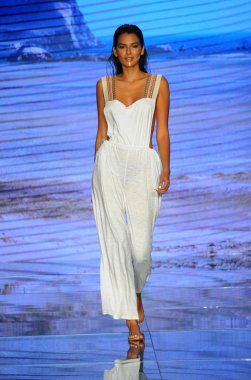 Miami Beach, Fl - 15 Temmuz: Bir modeli pist için Pitusa sırasında Paraiso Fasion vardır fuarında Paraiso çadır üzerinde 15 Temmuz 2018 Miami Beach, Florida yürür.