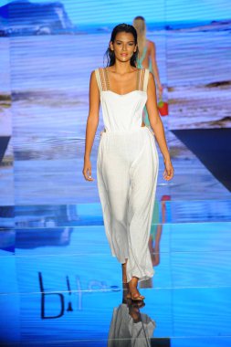 Miami Beach, Fl - 15 Temmuz: Bir modeli pist için Pitusa sırasında Paraiso Fasion vardır fuarında Paraiso çadır üzerinde 15 Temmuz 2018 Miami Beach, Florida yürür.