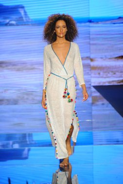 Miami Beach, Fl - 15 Temmuz: Bir modeli pist için Pitusa sırasında Paraiso Fasion vardır fuarında Paraiso çadır üzerinde 15 Temmuz 2018 Miami Beach, Florida yürür.