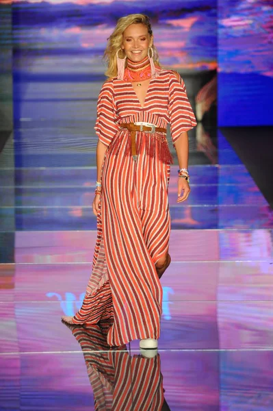 Miami Beach Julho Model Walks Runway Maaji Paraiso Fasion Fair — Fotografia de Stock