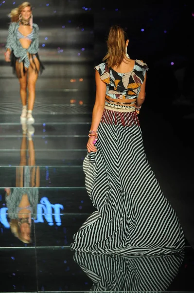 Miami Beach Julho Model Walks Runway Maaji Paraiso Fasion Fair — Fotografia de Stock