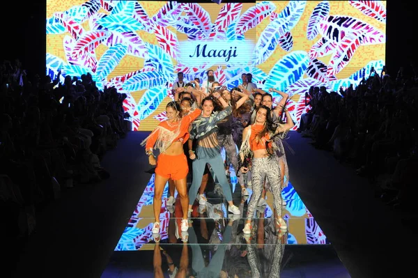 Miami Beach Juli Dansföreställning Banan För Maaji Paraiso Fasion Fair — Stockfoto