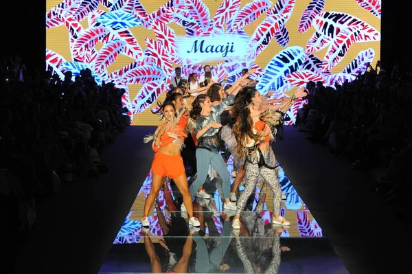 Miami Beach Juli Tanzperformance Auf Dem Laufsteg Für Maaji Während — Stockfoto
