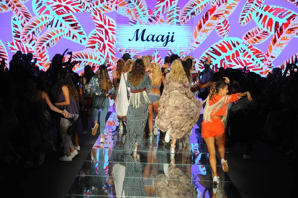 Miami Beach Julio Diseñadores Modelos Recorren Final Pista Para Maaji — Foto de Stock