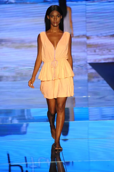 Miami Beach July Model Walks Runway Pitusa Paraiso Fasion Fair — Stock Photo, Image