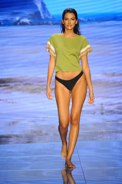Miami Beach Julho Modelo Caminha Pela Pista Para Pitusa Durante — Fotografia de Stock